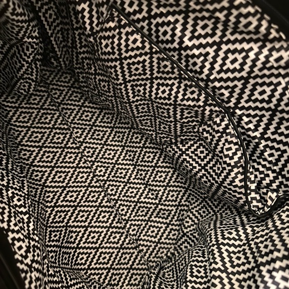 Chic Black Leather Tote Bag - Picture 5 of 9